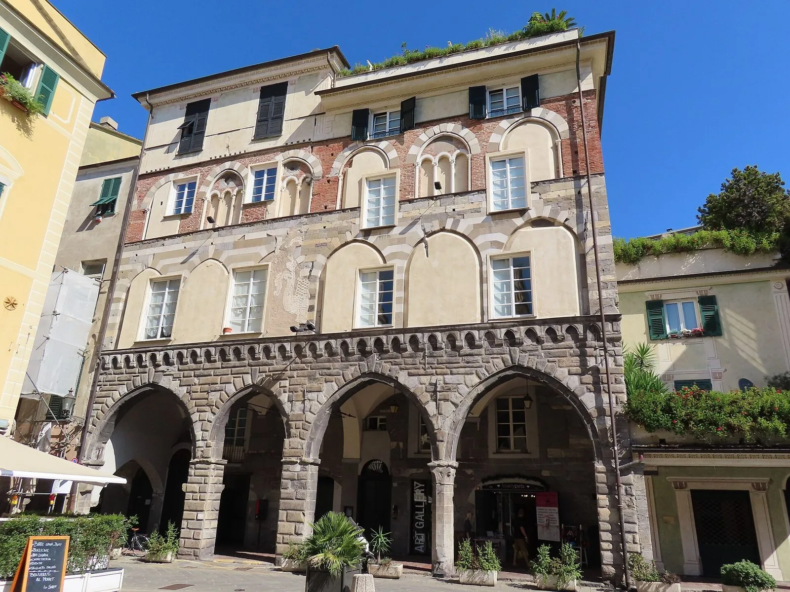 Il Palazzo dei Portici Neri a Chiavari, con la loggia gotica a quattro archi ogivali in pietra