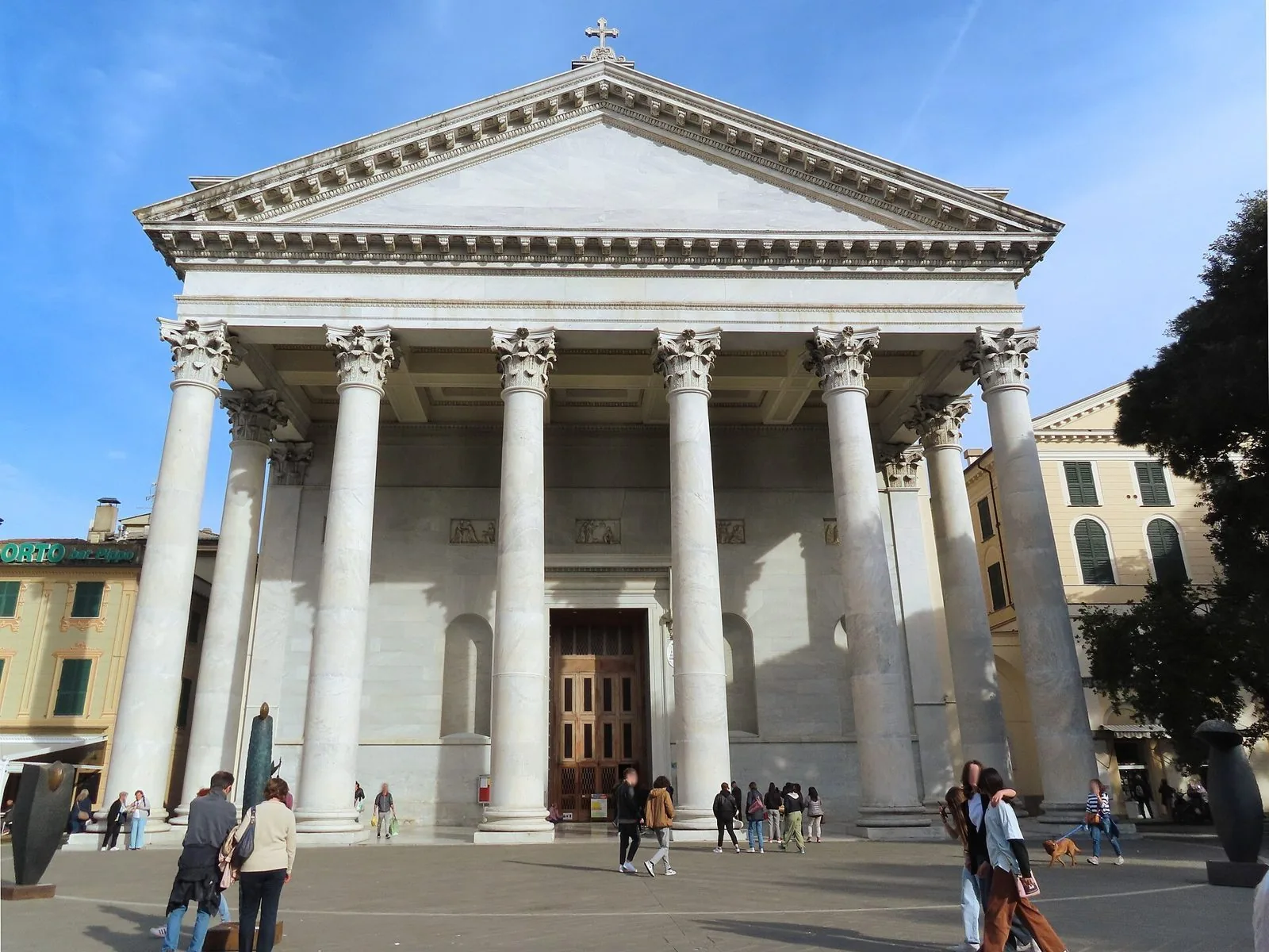 La facciata con il pronao a colonne corinzie della Cattedrale di Nostra Signora dell'Orto a Chiavari