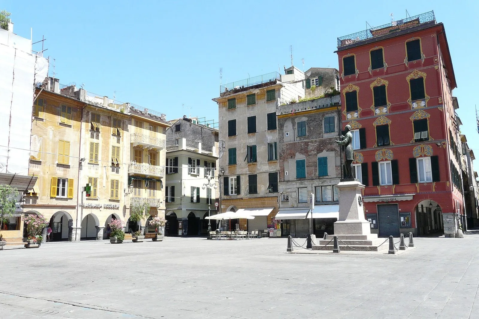 Piazza Mazzini nel centro storico di Chiavari con palazzi colorati, portici e il monumento al centro
